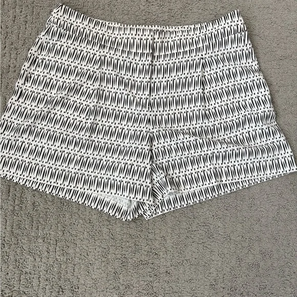 Ann Taylor Womens Patterned Shorts Black White dressy Casual Lightweight Summer - Picture 1 of 4